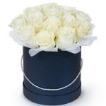 Кустовые розы в коробке Поэма - магазин цветов «Букеттерия» в Сочи
